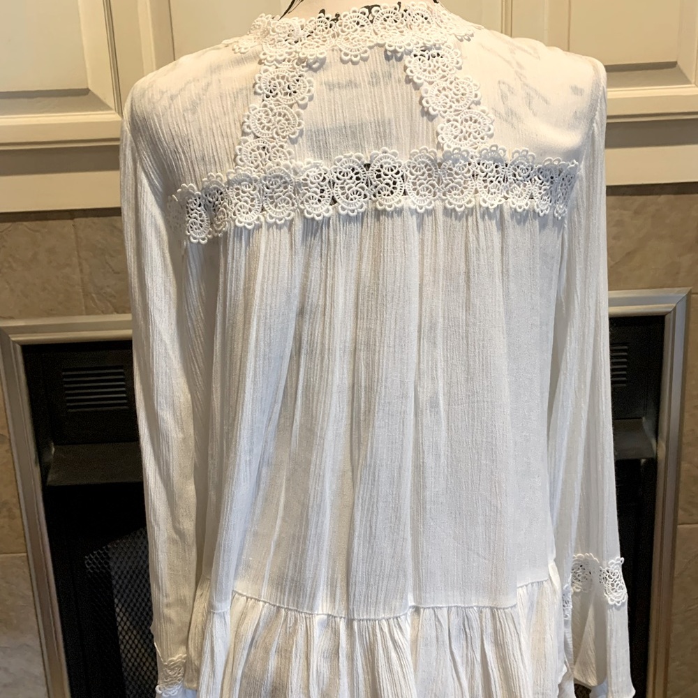 Angel + Premium reversible white top with white button detail and lace trim.